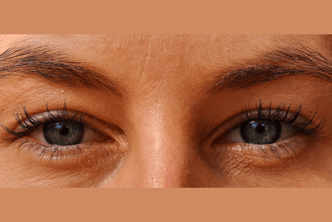 Ojos Juntos o Estrechos