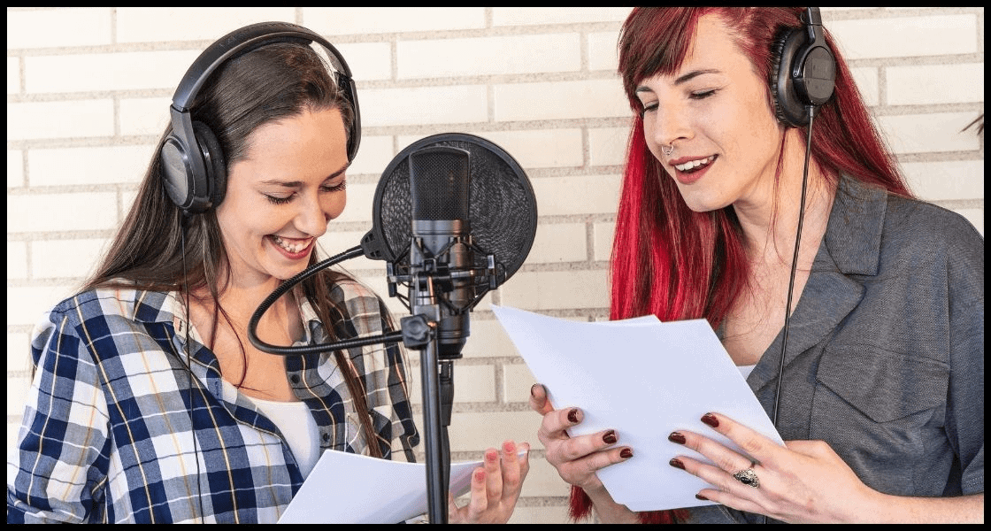 Dos chicas hablando con micrófono