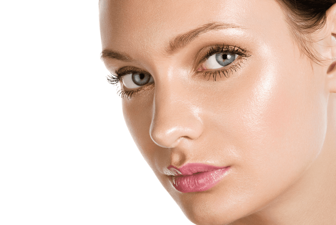 mujer con piel del rostro brillante mirando al frente