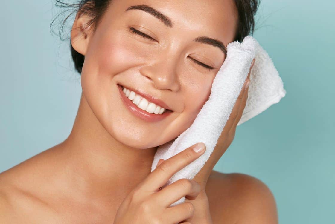 mujer con toalla en la cara