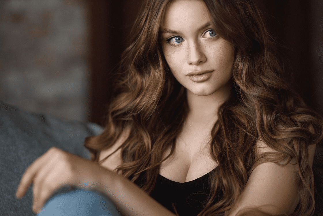 Chica joven con pelo ondulado