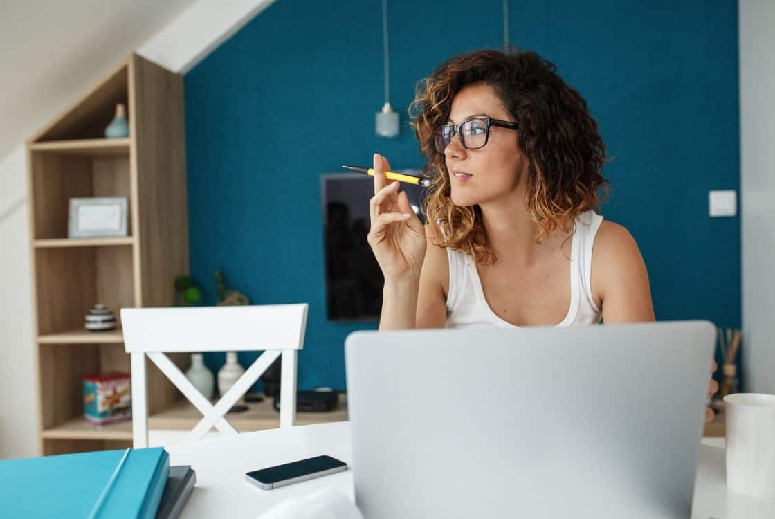 Chica escribiendo en un blog