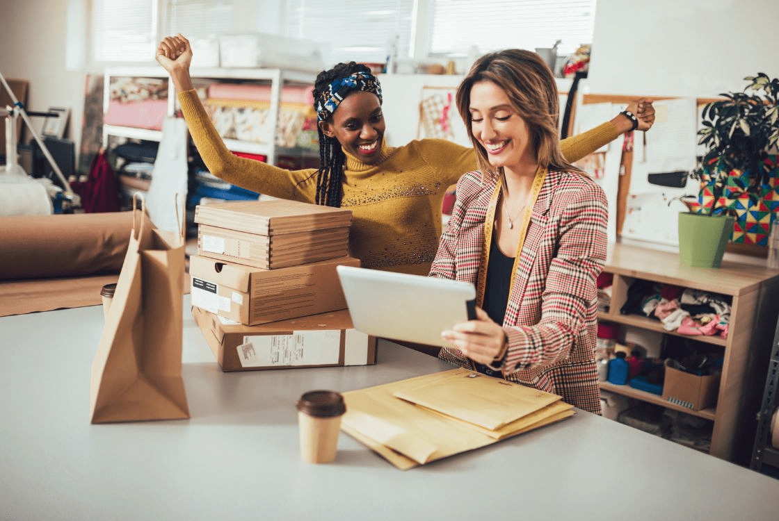 Dos Chicas Creando Una Tienda Online