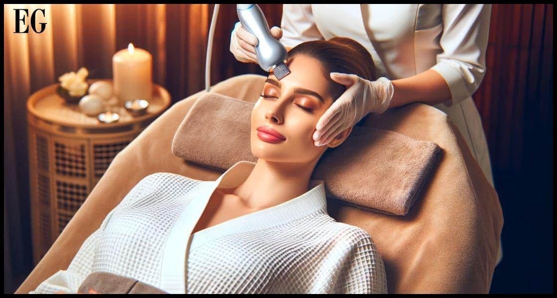Mujer disfrutando de un tratamiento de radiofrecuencia facial en un ambiente relajante de spa.